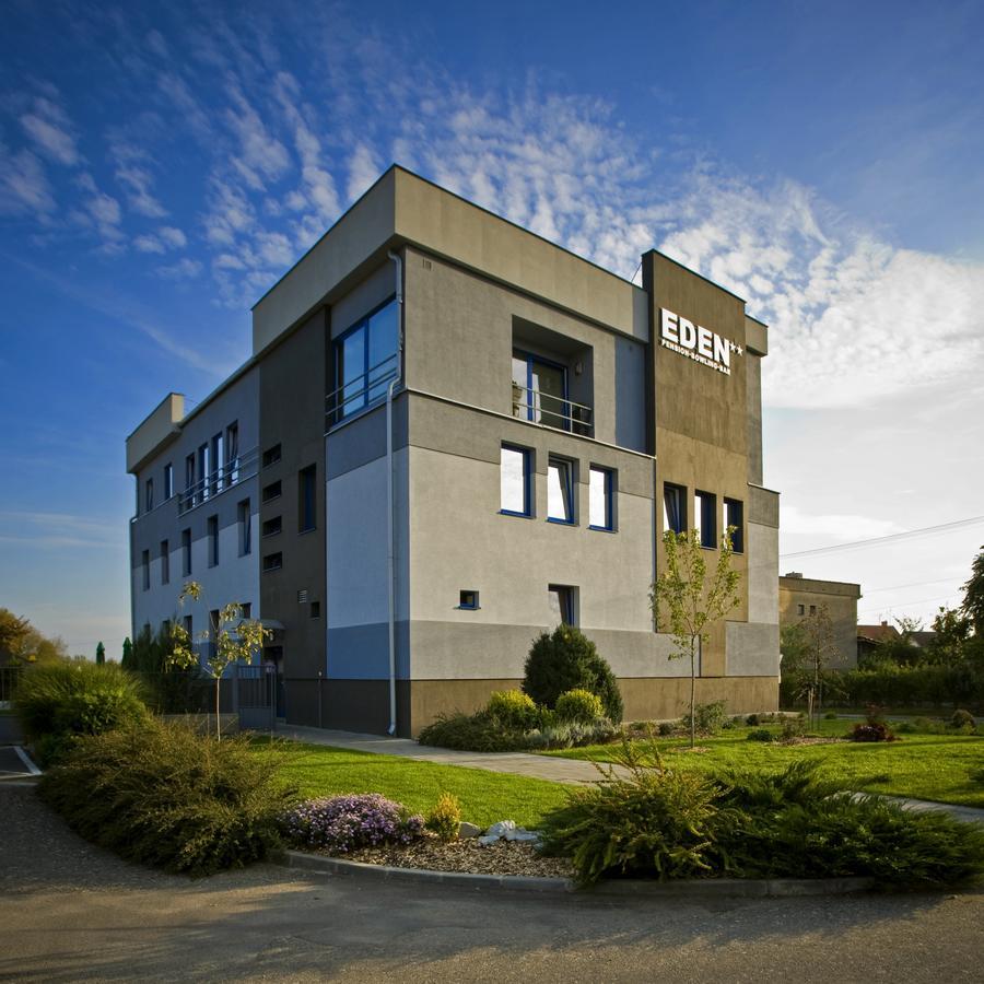 Pension Eden Zeliezovce Exterior photo